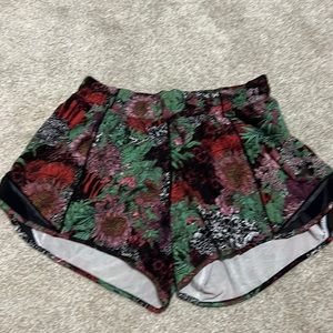 Lululemon hotty hot 4”  10 tall floral short